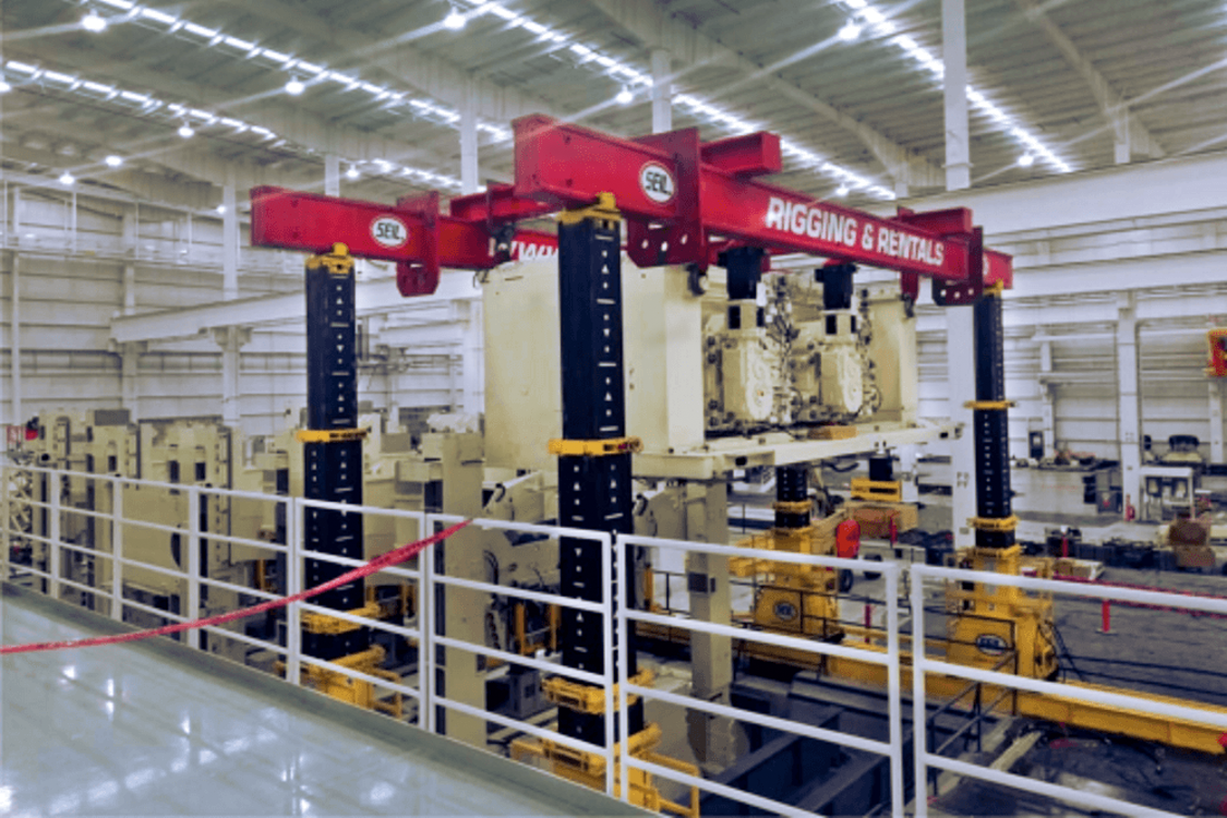 Assembly maneuver of 800 ton crown press machinery using 500 ton hydraulic frame.